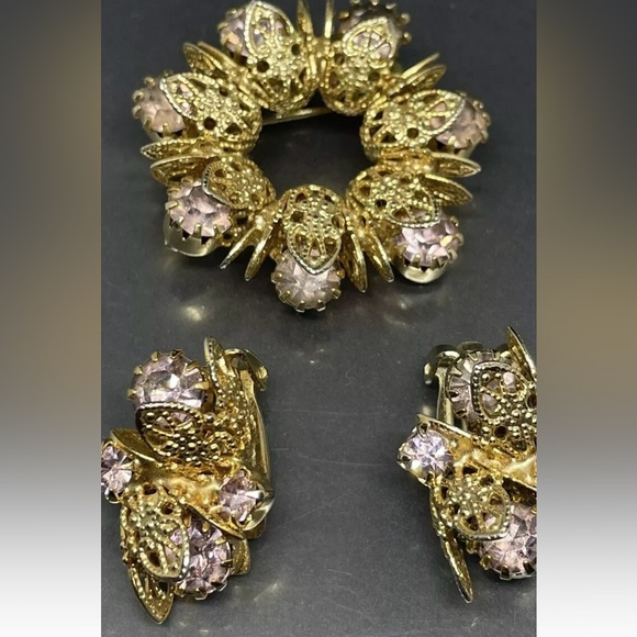 Vntg Art Nouveau Purple Crystals Goldtone Filigree Pin/clip earring set. - Picture 5 of 16